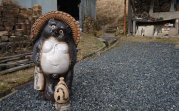 Statue de tanuki en céramique à Shigaraki