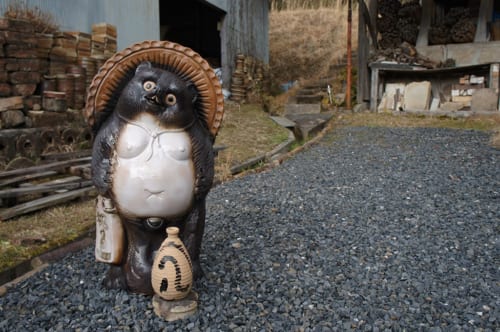 Statue de tanuki en céramique à Shigaraki