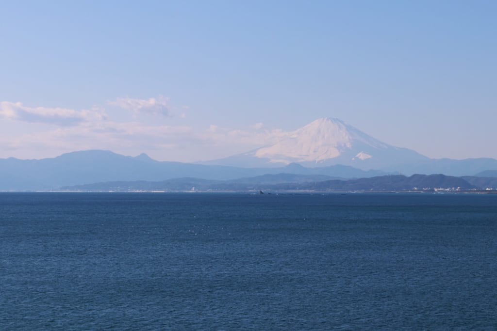 le majestueux mont fuji très visible depuis enoshima lorsqu'il faut beau