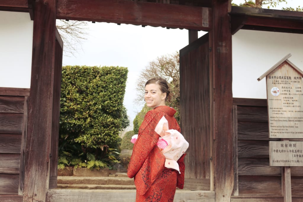 vêtue d'un kimono je m'epprete à assister à une cérémonie du thé