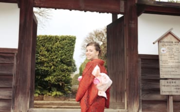 vêtue d'un kimono je m'epprete à assister à une cérémonie du thé