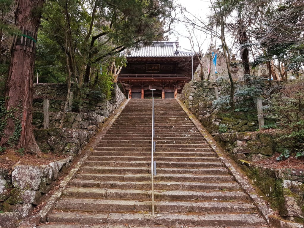 les longs escaliers de pierres qui mènent au temple de Konpiraji à Shikoku
