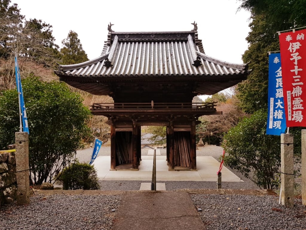 l'imposante porte en bois du temple de konpiraji