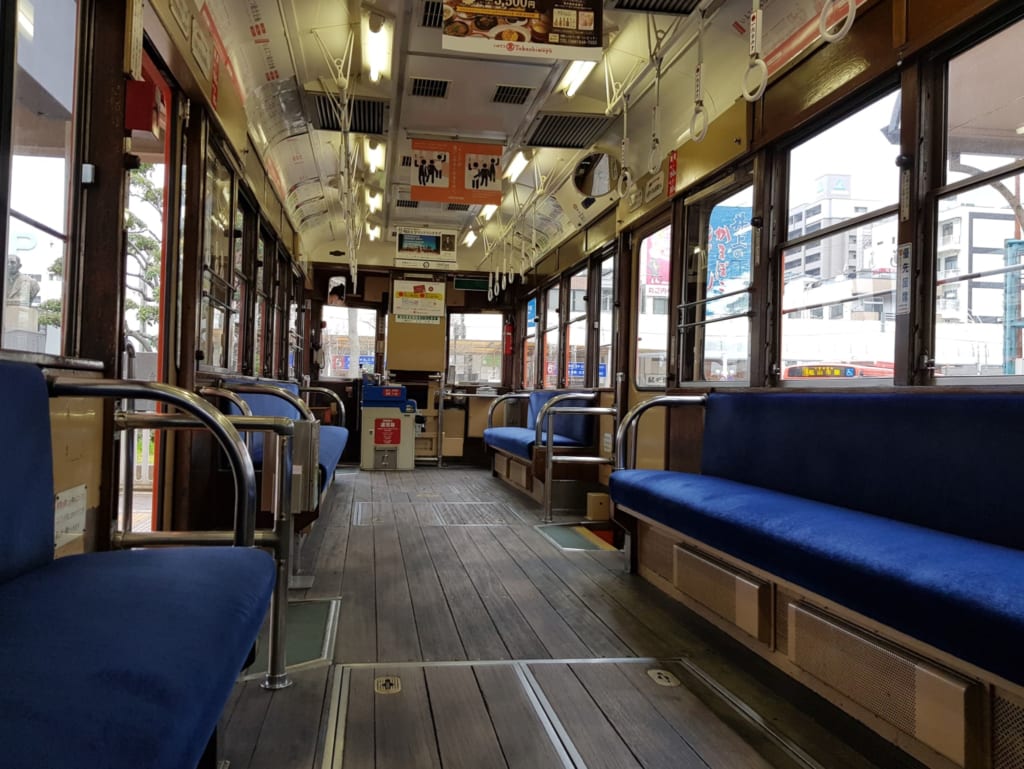 intérieur d'un tramway de Matsuyama