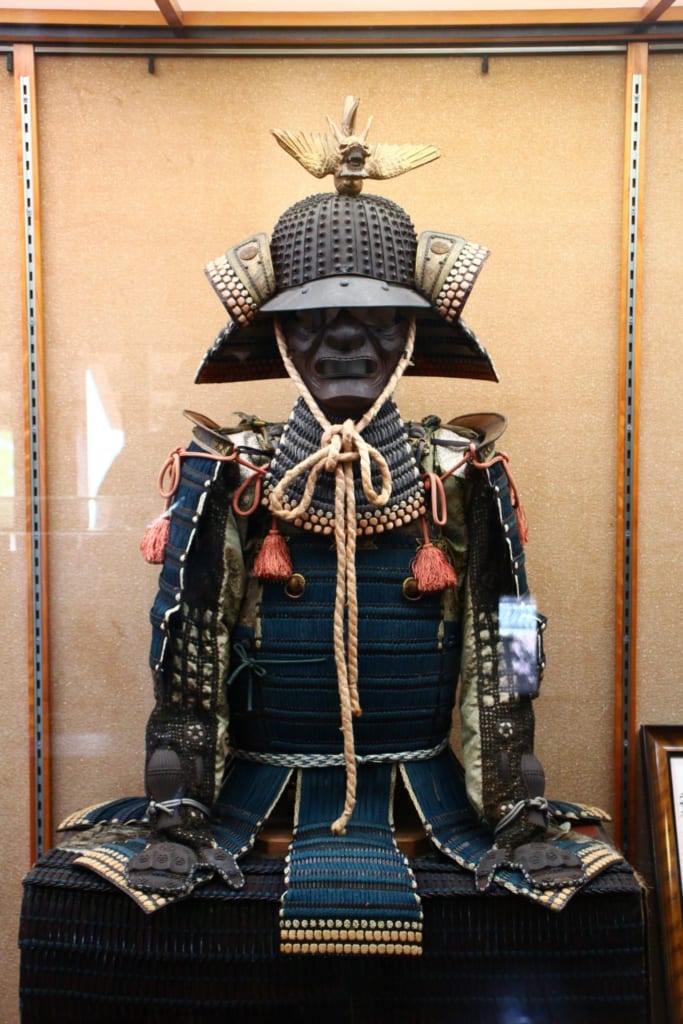 autre armure de samouraï dans l'exposition à l'intérieur du château de Matsuyama