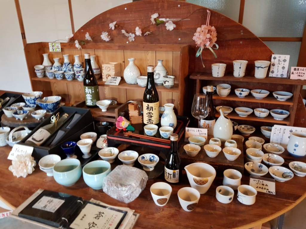 de nombreuses tasses de saké en céramique de Tobe