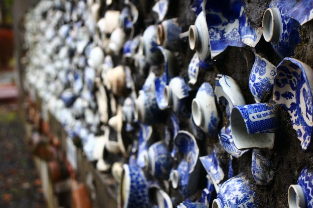 des céramiques japonaises accrochées sur un mur