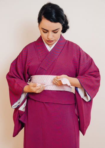 Nouer la ceinture date-jime à l'avant du kimono