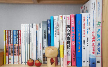 Bibliothèque remplie de livres sur le Japon