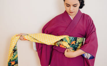 faites le tour de votre taille pour nouer l'obi sur votre kimono