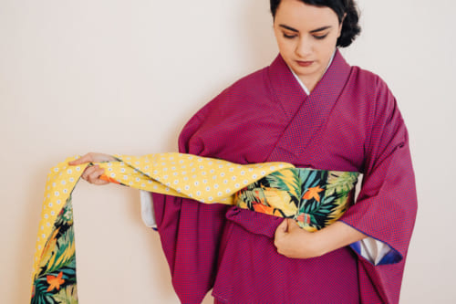 faites le tour de votre taille pour nouer l'obi sur votre kimono