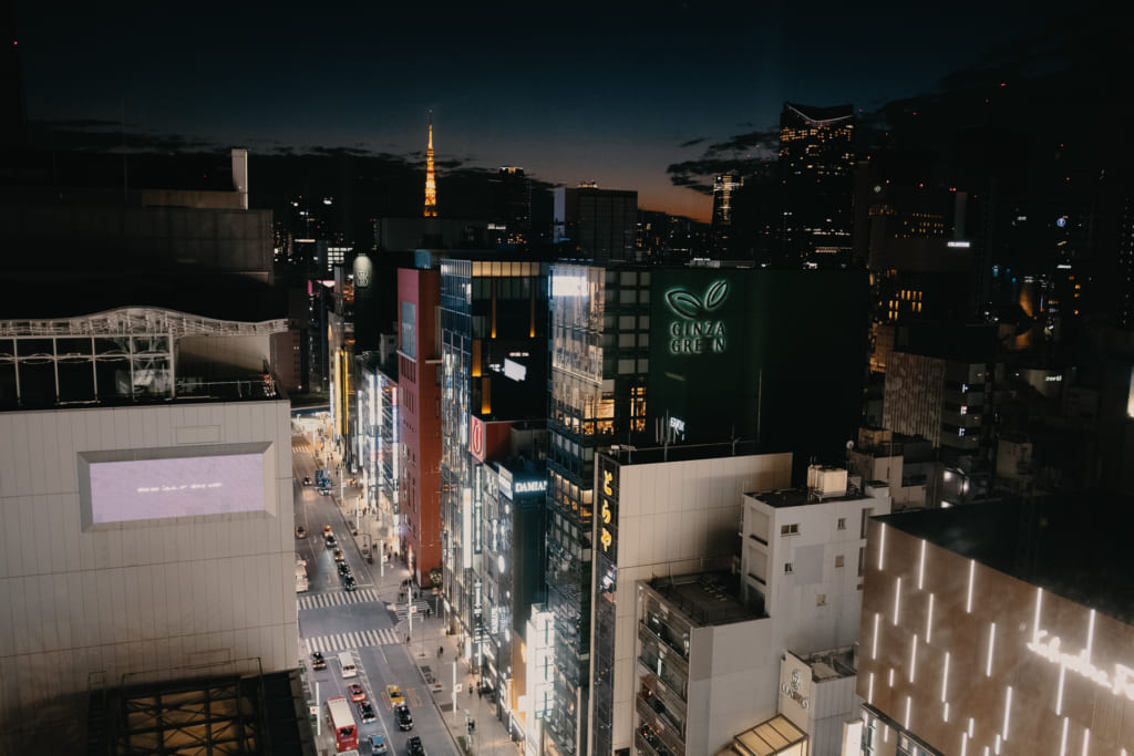 vue de Tokyo de nuit depuis le toit du centre commercial Ginza Six