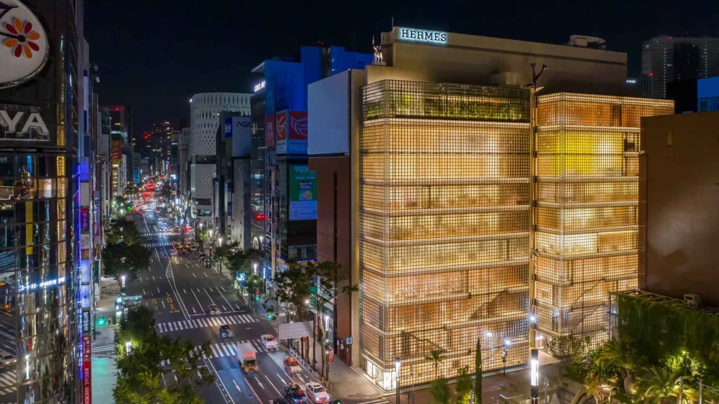 L'architecture travaillée du bâtiment Hermes à Ginza, Tokyo