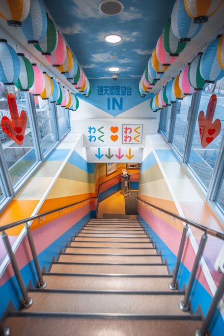 escaliers colorés qui descendent sous la tour d'Osaka