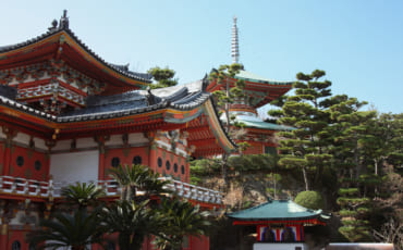 Hall principal du temple Kosanji et sa végétation luxuriante