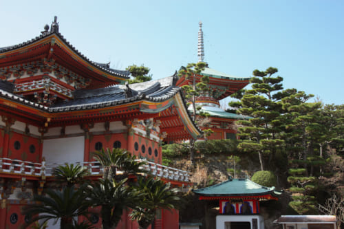 Hall principal du temple Kosanji et sa végétation luxuriante