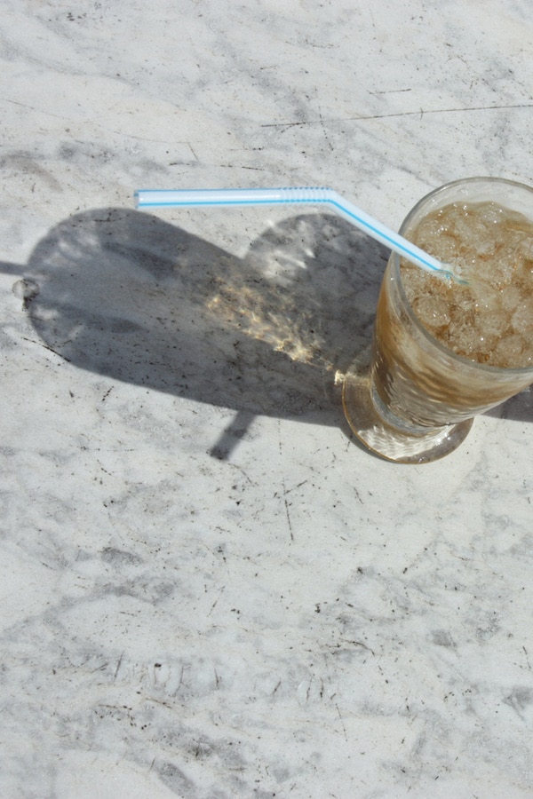 Un verre de thé glacé à déguster dans le jardin de marbre du temple Kosanji