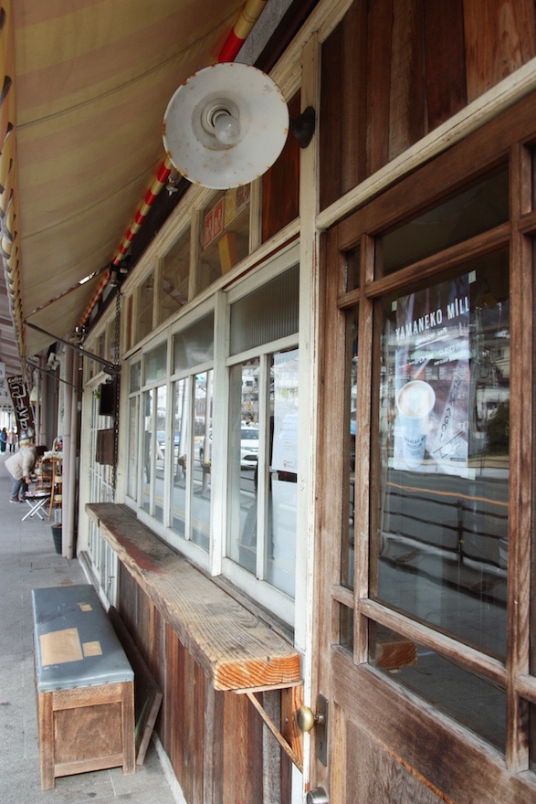 Devanture de café au charme ancien dans les rues d'Onomichi