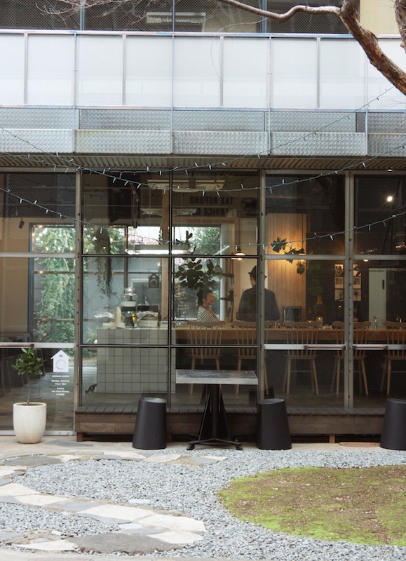 Petit café et sa cours intérieure dans le shotengai d'Onomichi
