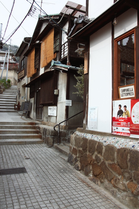 Ruelle pentue, façades anciennes et escaliers pavés conduisant sur les hauteurs d'Onomichi