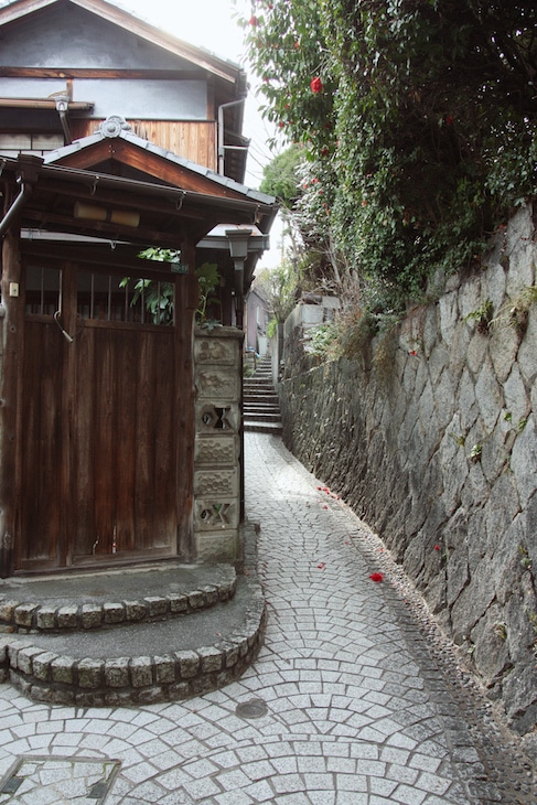 Une ruelle étroite et pentue, recouverte de pavés, typique à Onomichi