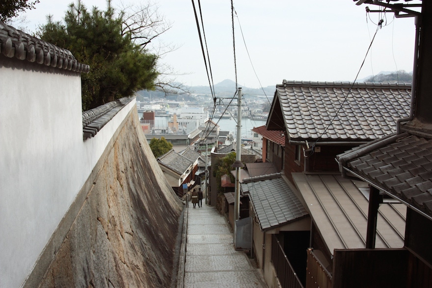 Vue sur la mer de Setouchi depuis les ruelles pentues et pittoresques d'Onomichi