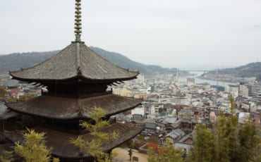 Pagode d'un temple d'Onomichi et vue sur la ville en contrebas