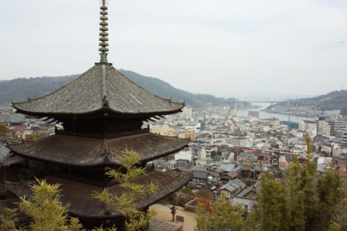 Pagode d'un temple d'Onomichi et vue sur la ville en contrebas