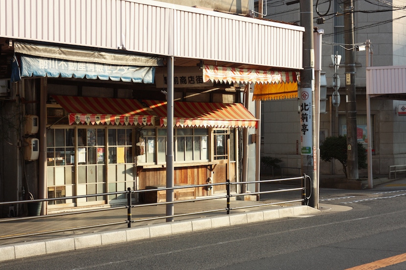 Devanture de café au charme ancien dans les rues d'Onomichi