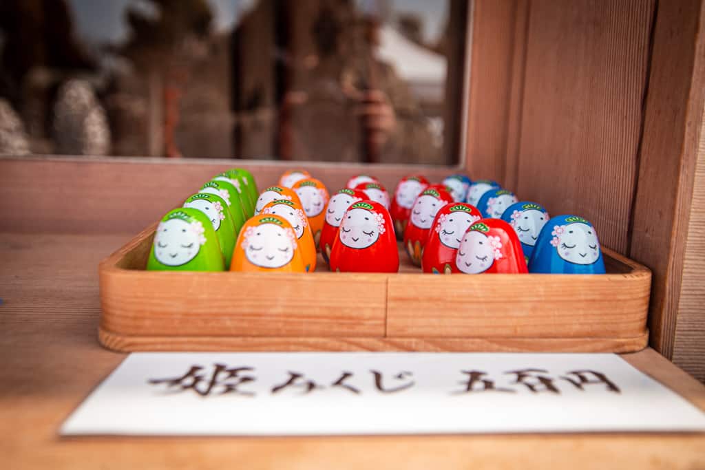 Les différentes couleurs des poupées, sanctuaire Himejima, Osaka