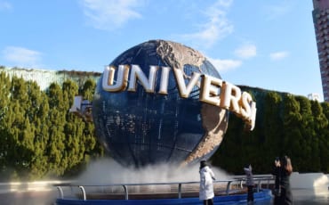 Logo Universal Studios animé à l'entrée du parc d'Osaka