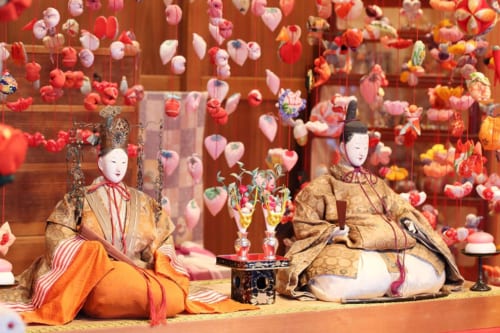 Gros plan sur deux poupées Hina représentant le couple impérial japonais