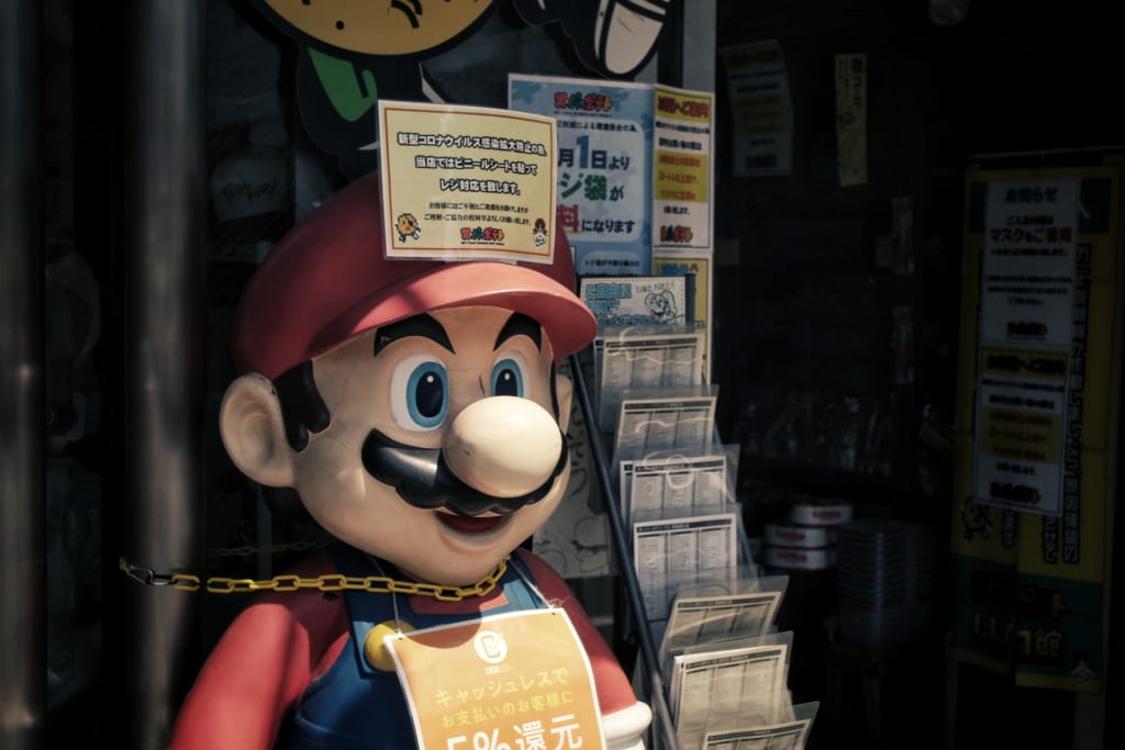 Mario devant Super Potato à Den Den Town