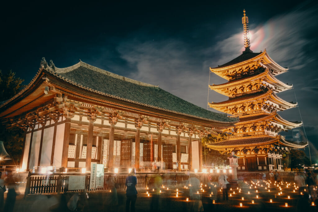 Le temple de kofuku-ji et sa célèbre pagode à 5 étages durant les illuminations du festival Nara Tokae