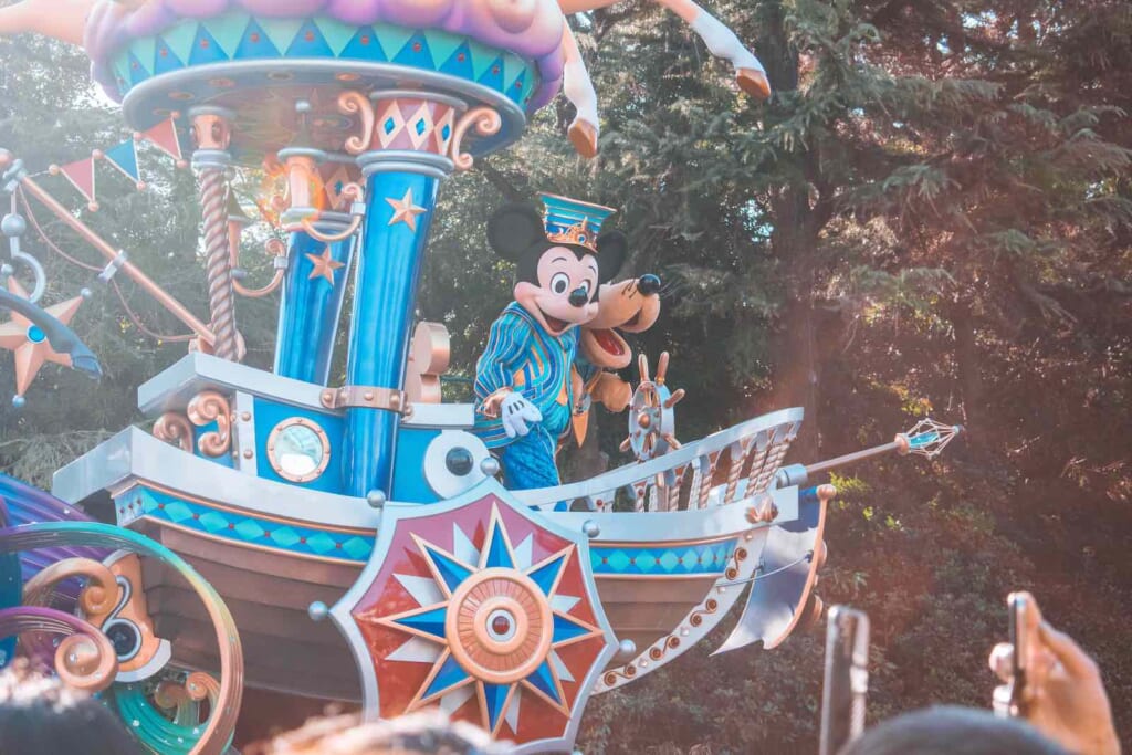 Parade à Disneyland Tokyo avec Mickey Mouse