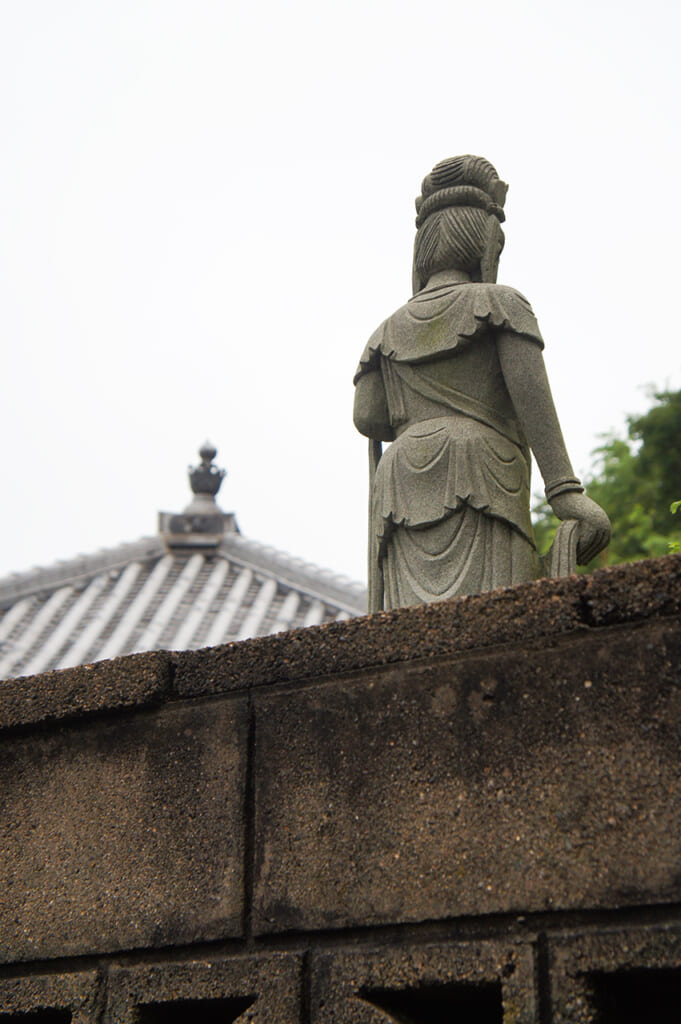 Statue de Kannon de dos, dans un temple japonais de Manabeshima