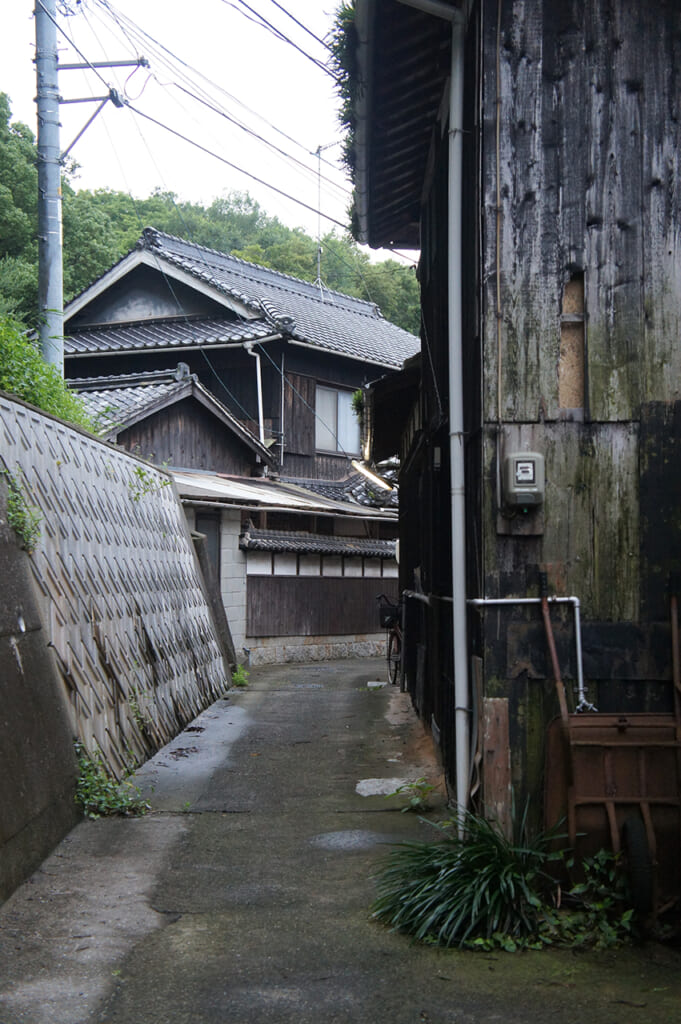 Ruelle bordée de maisons traditionnelles japonaises