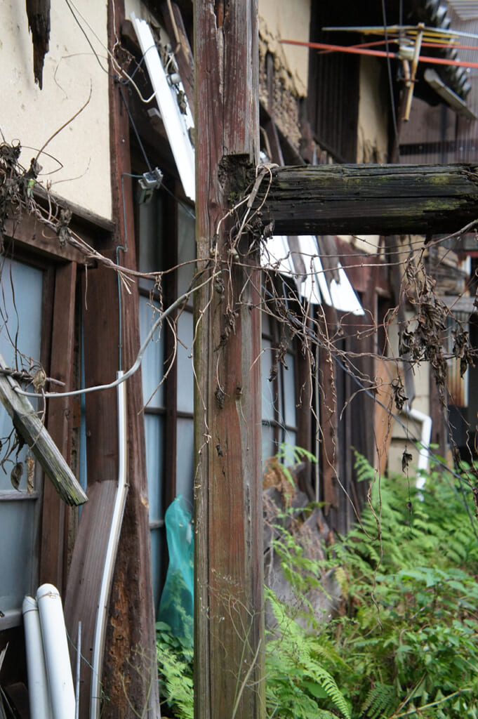 Maison japonaise en ruines sur l'île de Manabeshima