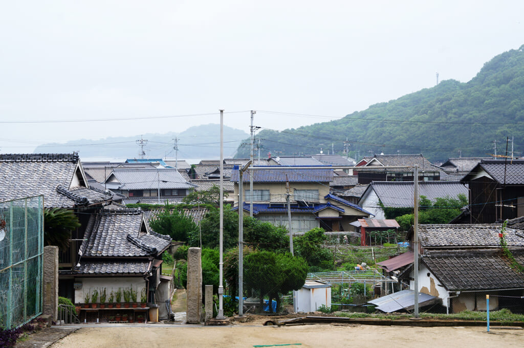 Vue sur le village de pêcheurs japonais depuis la cour de l'école de Manabeshima