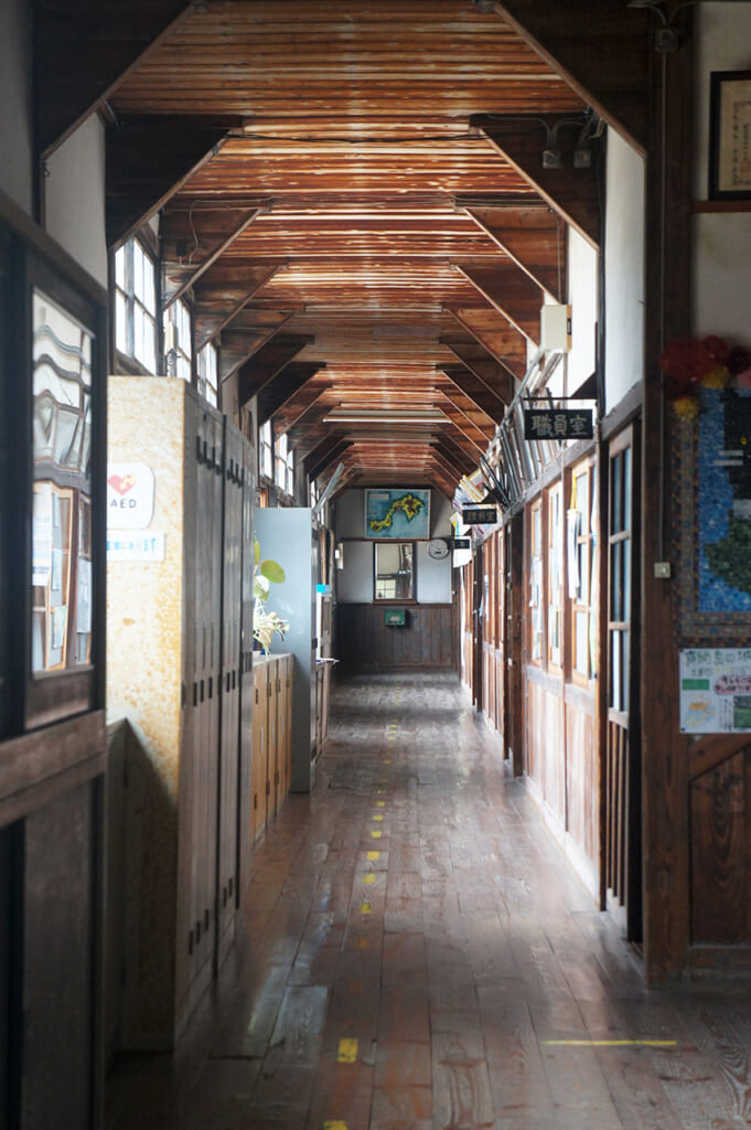 Couloir d'une école japonaise de l'époque Showa