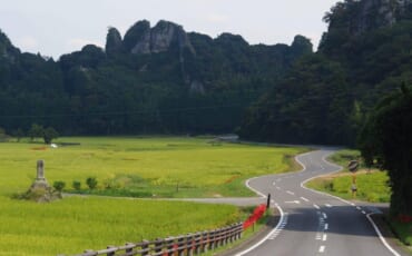 Une route qui s'aventure dans la campagne japonaise
