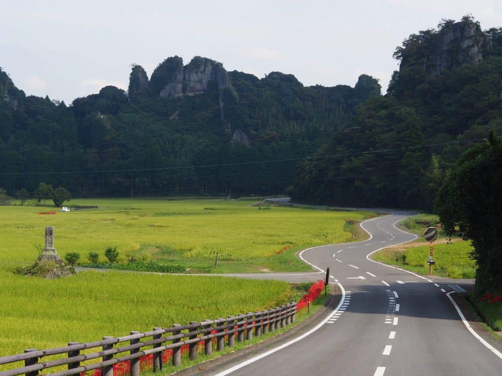 Une route qui s'aventure dans la campagne japonaise