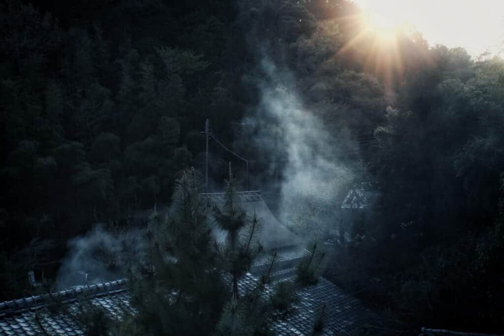 Lever de soleil sur des maisons traditionnelles à Kyoto, dans le quartier de Saga Toriimoto à Arashiyama