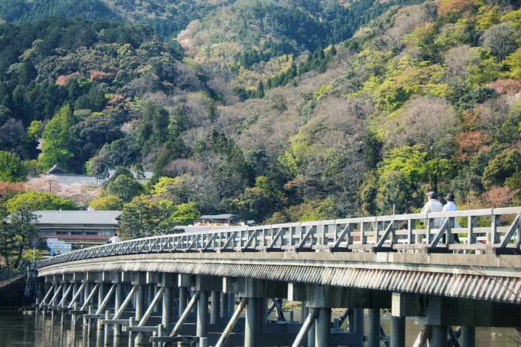 le pont togetsu-kyo à arashiyama, dans la ville de kyoto