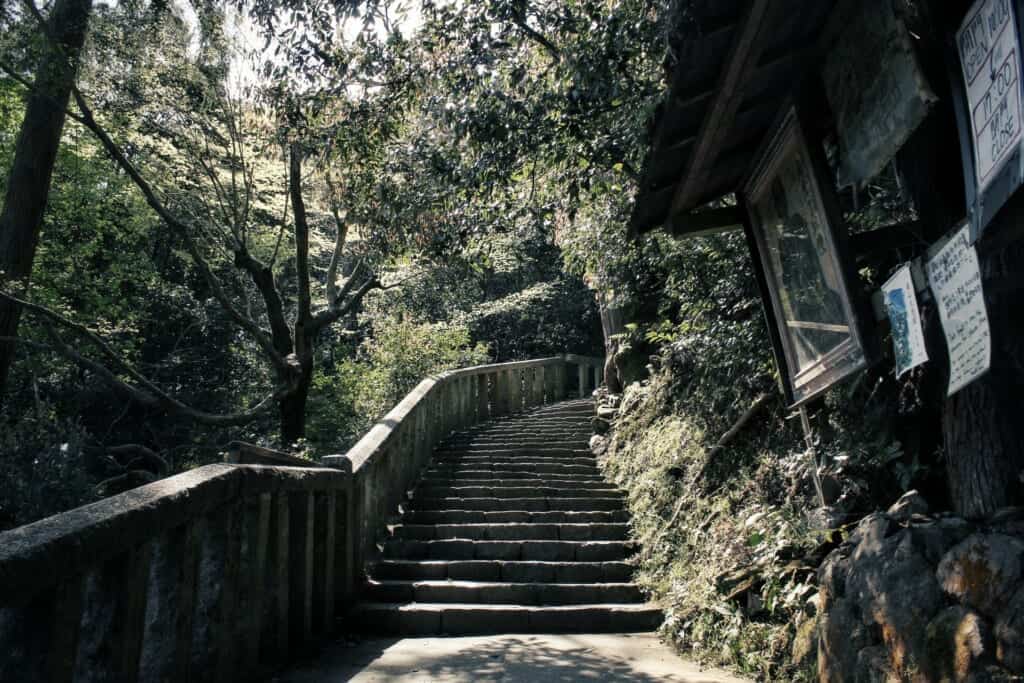 escaliers menant au temple daihikaku senkoji