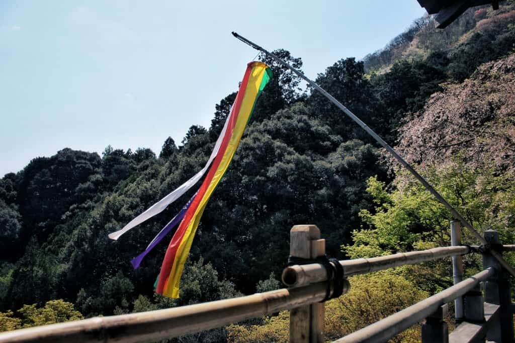 un drapeau bouddhiste à l'entrée d'un temple japonais