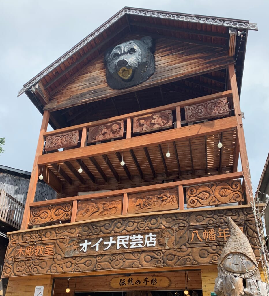 Maison en bois traditionnelle aïnou au Japon