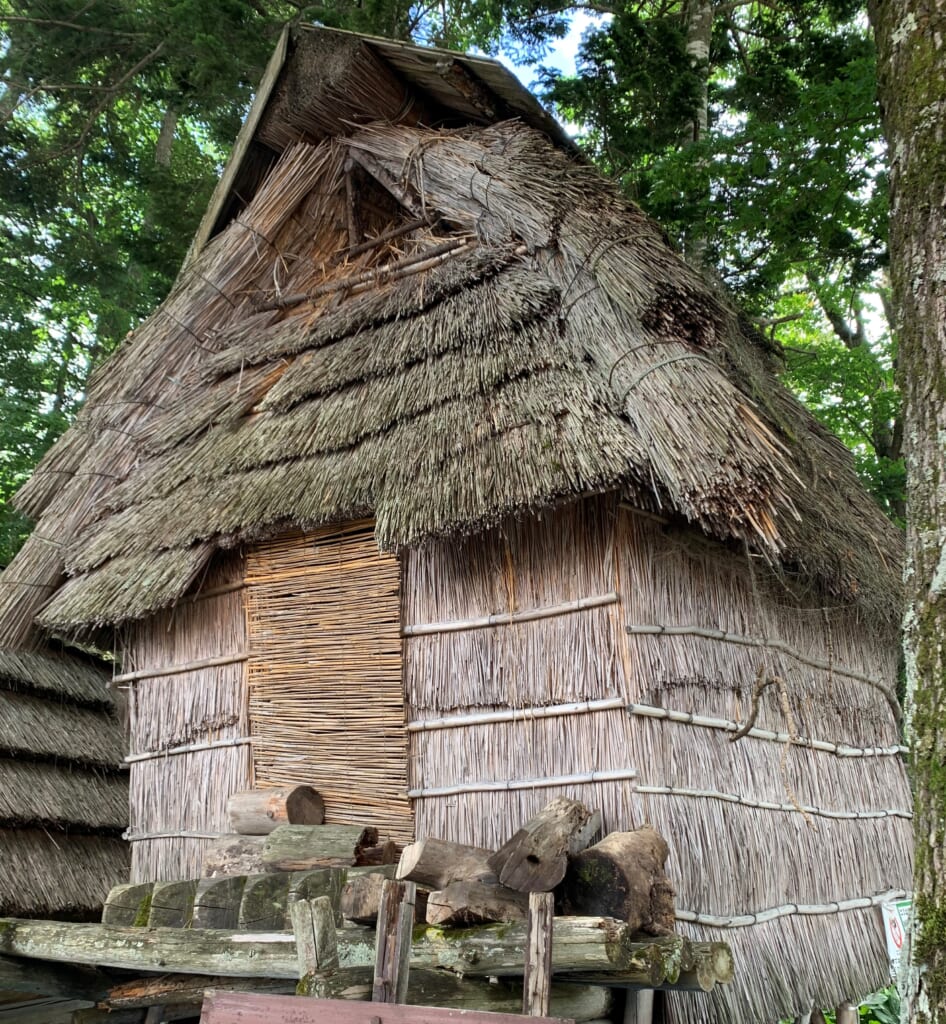 Une maison en bois traditionnelle aïnou