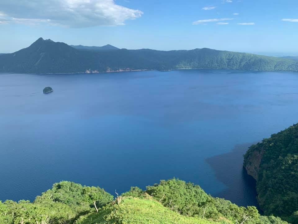 Un lac volcanique dans un parc national japonais