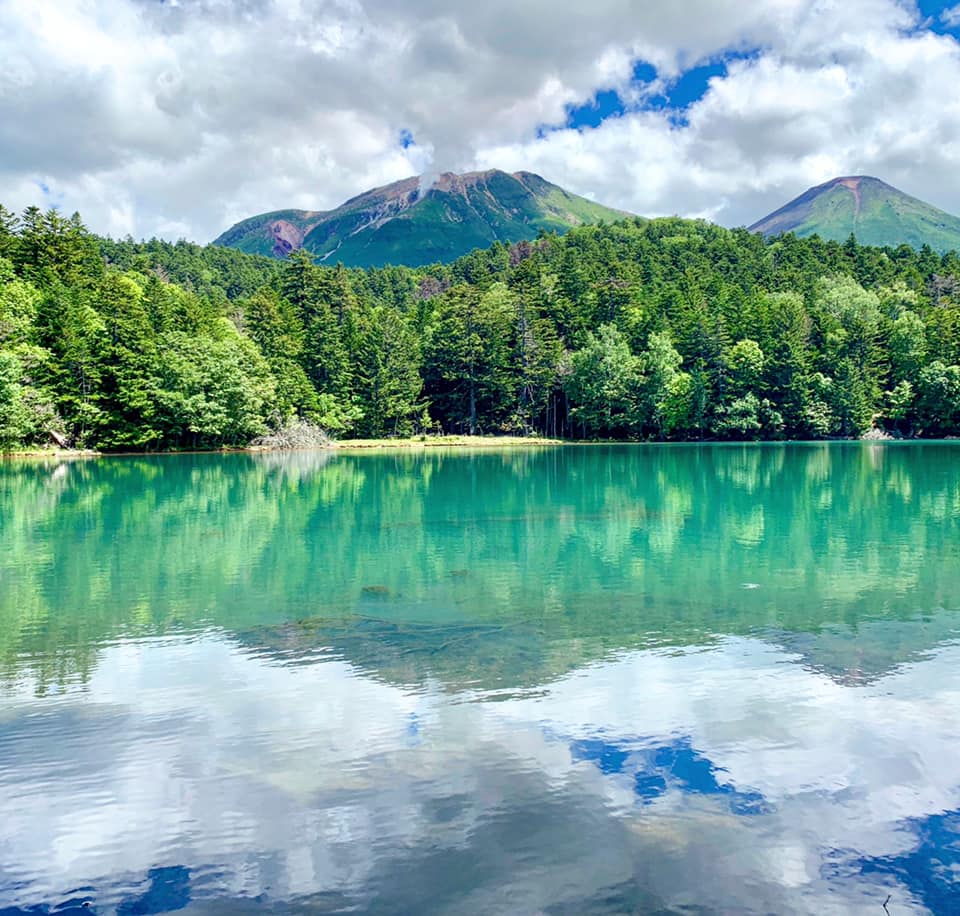 Le lac Onnetō et, en arrière-plan, le mont Meakan